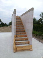 Mělník - betonové schody pro dřevostavbu